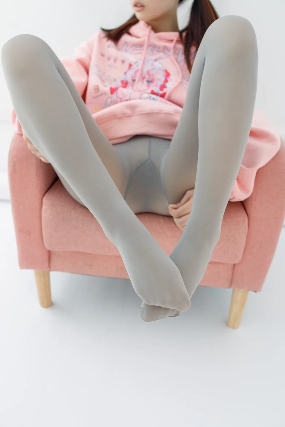 森萝财团_小夜_No_002_内部017_真空灰丝80D_137P,1V_5_01GBP tg@simisebaisi 【丝足阁】030.webp